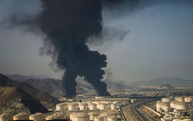 Những cột khói bốc lên từ một cơ sở dầu khí ở Fujairah - UAE ngày 14-3-2026. Ảnh: AP