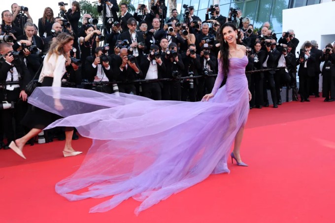 Demi Moore chiếm spotlight thảm đỏ Cannes ngày hai - 2