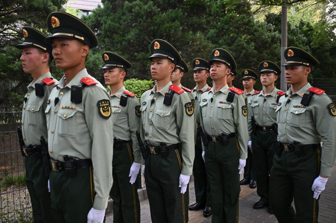 Lực lượng vũ cảnh tại khu vực xung quanh khách sạn Tổng thống Trump lưu trú ở Bắc Kinh ngày 14/5. Ảnh: AFP