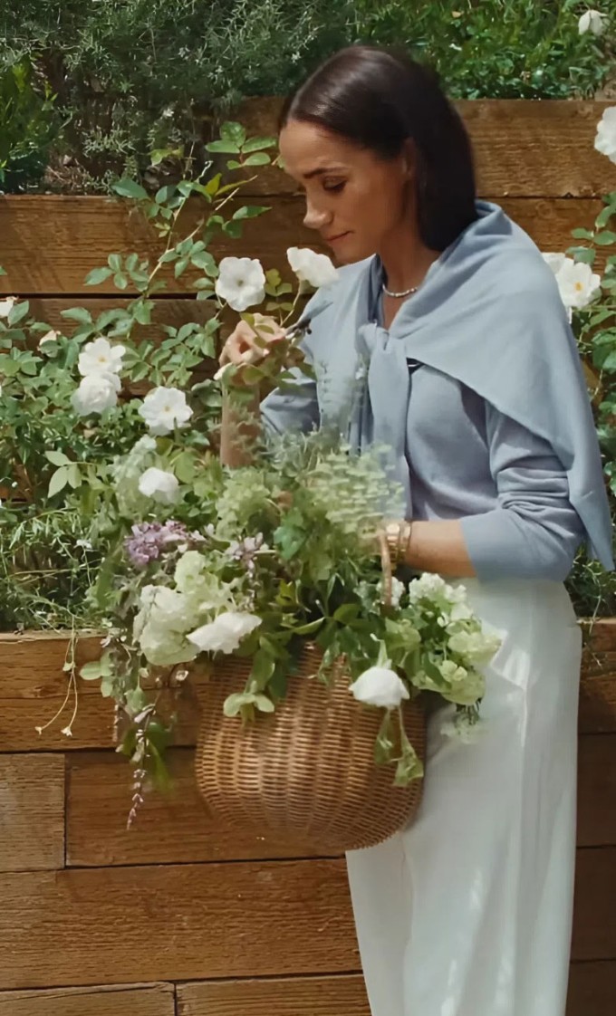 Meghan đeo vòng cổ kim cương, đồng hồ Cartier. Ảnh cắt màn hình