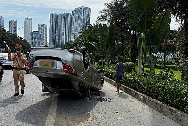 Một vụ ô tô ngửa bụng vừa xảy ra tại Hà Nội sau sự cố nổ lốp, lực lượng chức năng nhanh chóng có mặt phân luồng giao thông.