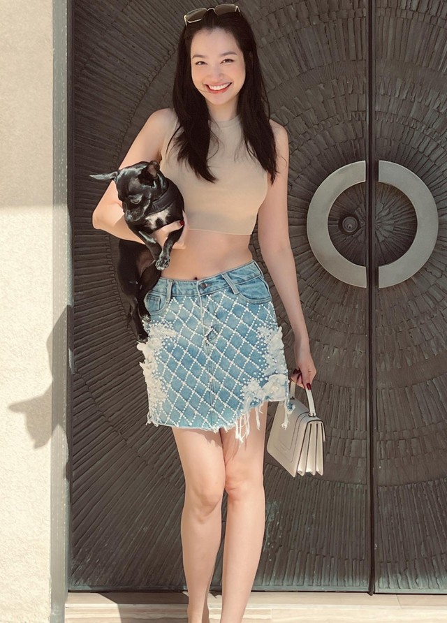 Chân váy Jean và áo croptop tôn lên đường cong cơ thể, phù hợp cho những cô nàng cá tính, quyến rũ.