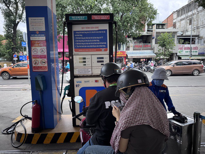 Khách hàng chọn đổ xăng sinh học