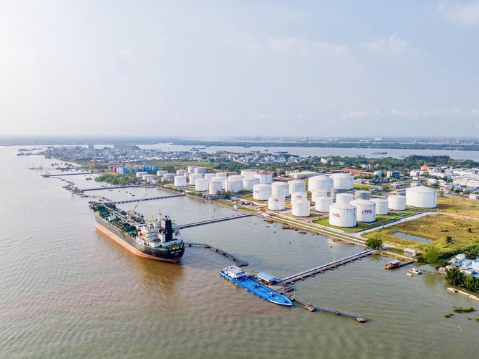 Tàu chở nhiên liệu cập cảng