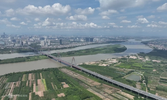 Cầu Nhật Tân bắc qua sông Hồng. Ảnh: Ngọc Thành
