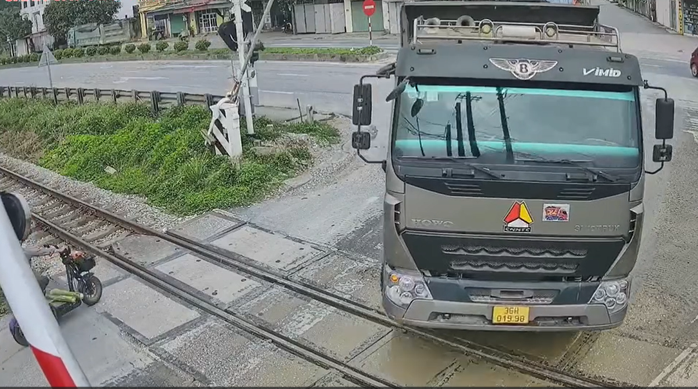 Hình ảnh xe tải cố vượt đường sắt khi rào chắn đã hạ. Ảnh cắt từ clip