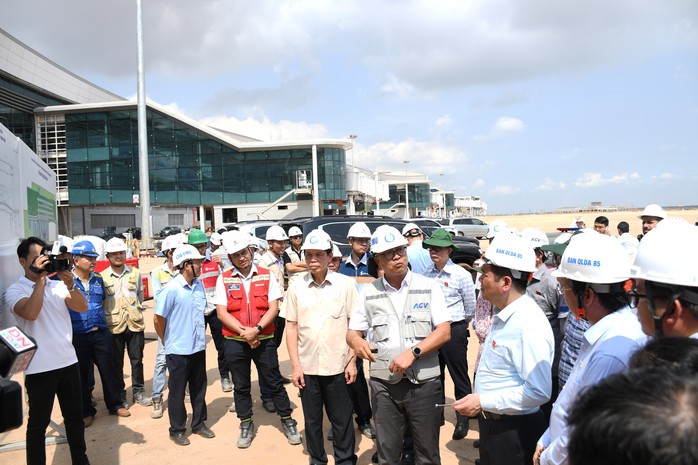 Đại diện Ban Quản lý dự án sân bay Long Thành báo cáo với đoàn công tác của Quốc hội