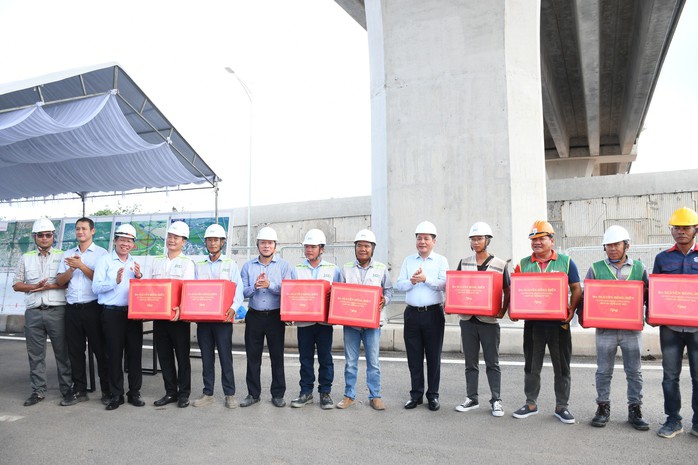 Đoàn công tác của Quốc hội tặng quà đơn vị thi công đường cao tốc Biên Hòa-Vũng Tàu