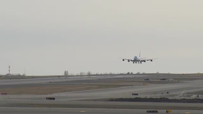 Chuyên cơ Air Force One hạ cánh xuống sân bay quốc tế Ted Stevens Anchorage tại bang Alaska chiều tối 12-5 (theo giờ Mỹ). Ảnh: KTUU