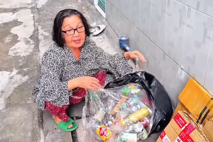 Nữ nghệ sĩ giờ đi nhặt ve chai kiếm sống.