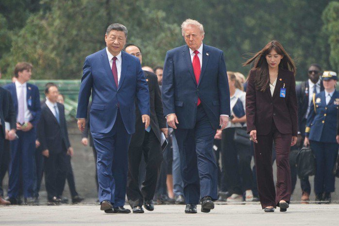 Tổng thống Donald Trump sải bước cùng Chủ tịch Trung Quốc Tập Cận Bình ngày 14-5. Ảnh: AP