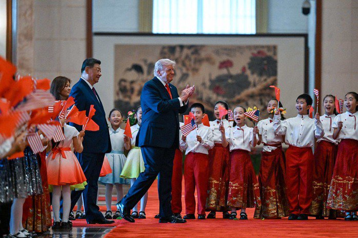 Tổng thống Donald Trump dẫn đầu phái đoàn Mỹ được chào đón tại Đại lễ đường Nhân dân vào ngày 14-5. Ảnh: AP