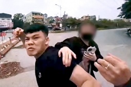 Chở bạn gái không đội mũ bảo hiểm, nam tài xế còn cào cấu thiếu tá CSGT