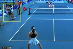 Bi hài pickleball: Chồng hét lớn cổ vũ vợ, bị đối thủ đánh trúng "chỗ hiểm"