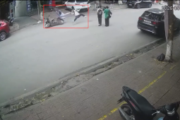 Clip: Kinh hoàng thanh niên đi xe máy đâm người đi bộ rồi chui thẳng vào gầm ô tô