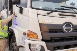 Bị phạt 78,5 triệu đồng vì xe tải độ đèn, tài xế không bằng lái