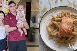 Vợ Văn Lâm khéo nấu món Âu chăm chồng