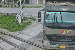 VIDEO: Thót tim cảnh xe tải tông gác chắn, cố vượt qua đường sắt ngay trước "mũi" tàu hỏa