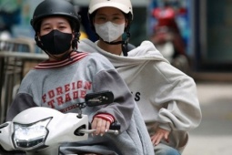 Hà Nội 'hầm hập' nắng nóng đầu mùa, người dân kín mít áo chống nắng ra đường