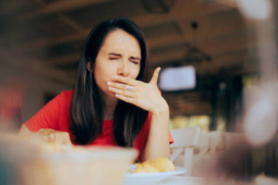 Nhà hàng buffet thu phí nôn mửa của những vị khách ăn no đến 'trớ'