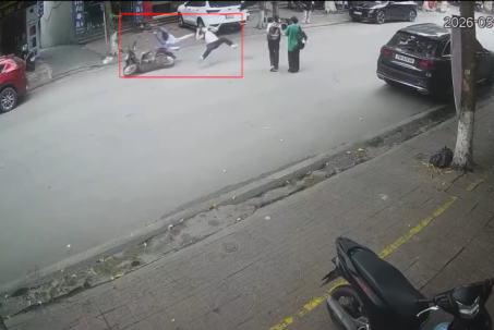 Clip: Kinh hoàng thanh niên đi xe máy đâm người đi bộ rồi chui thẳng vào gầm ô tô