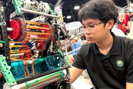 "Cậu bé vàng" trong làng Robotics Việt Nam: Học lớp 9 nhưng có 4 năm liên tiếp dự giải thế giới tại Mỹ, IELTS 8.5