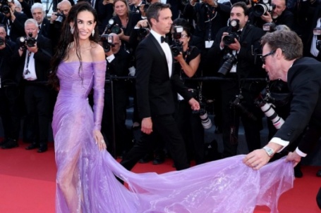 Demi Moore chiếm spotlight thảm đỏ Cannes ngày hai