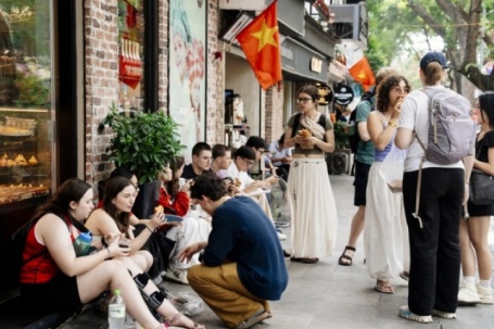 Mưu sinh trên những bậc thềm khi Hà Nội siết phạt lấn chiếm vỉa hè