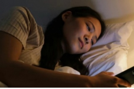 Sử dụng điện thoại trước khi ngủ nguy hiểm hơn nhiều người dùng nghĩ