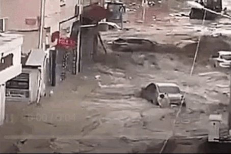 VIDEO: Kinh hoàng "biển nước" cuốn phăng ô tô như đồ chơi ở Thổ Nhĩ Kỳ