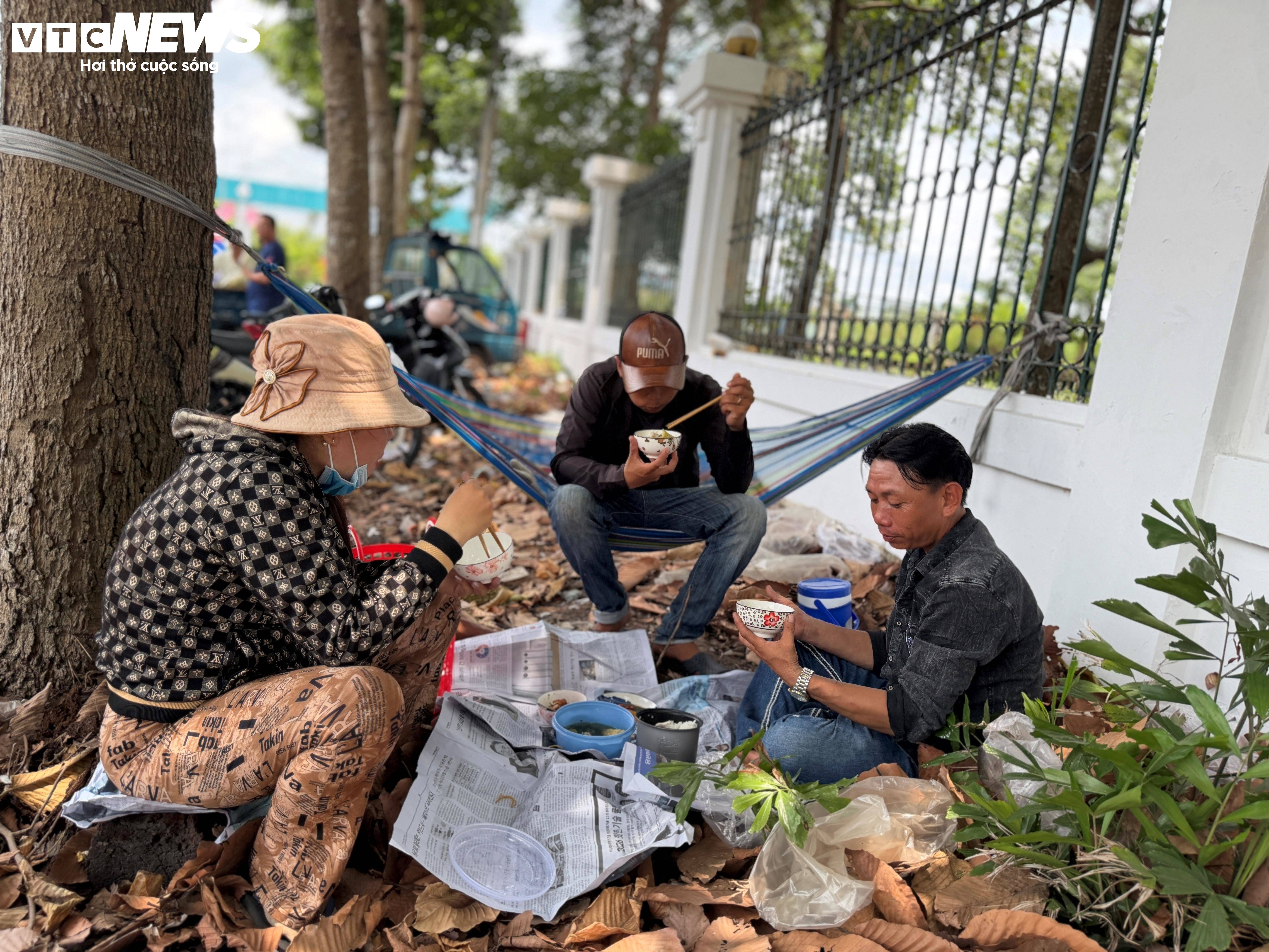 Giữa những giờ ngồi bán sầu riêng dưới nắng nóng, nhiều nhà vườn tranh thủ ăn vội bữa cơm ngay bên lề đường để tiếp tục buôn bán. Với họ, mùa sầu riêng năm nay không chỉ là câu chuyện giá cả lao dốc mà còn là những ngày mưu sinh vất vả, cố gắng bán thêm được bao nhiêu hay bấy nhiêu để bù vào chi phí đầu tư cho cả vụ mùa.