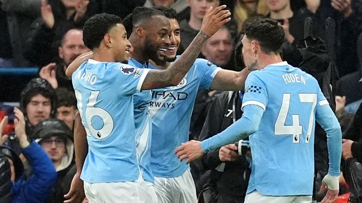 Man City thu hẹp khoảng cách với Arsenal xuống còn 2 điểm trong cuộc đua vô địch Ngoại hạng Anh