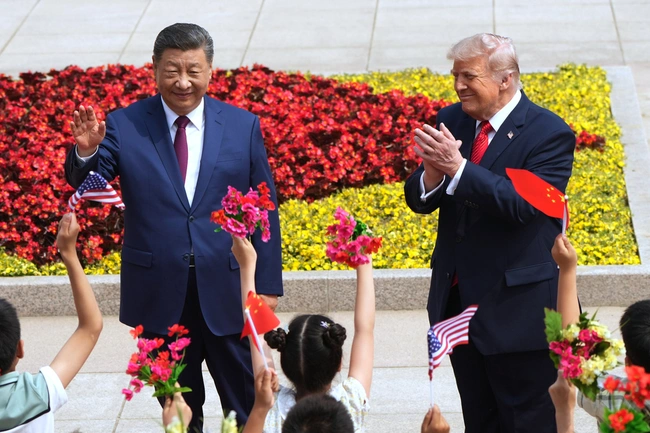 Chủ tịch Trung Quốc Tập Cận Bình và Tổng thống Mỹ Donald Trump tại lễ đón. Ảnh: AP