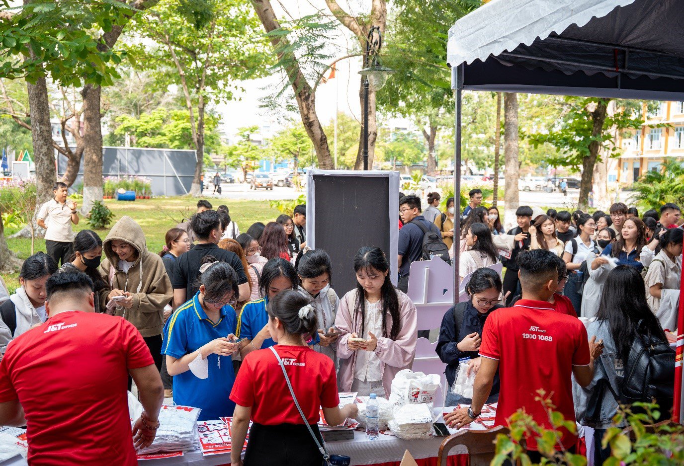 &nbsp;J&amp;T Express trao đổi thông tin tuyển dụng trực tiếp tại gian hàng