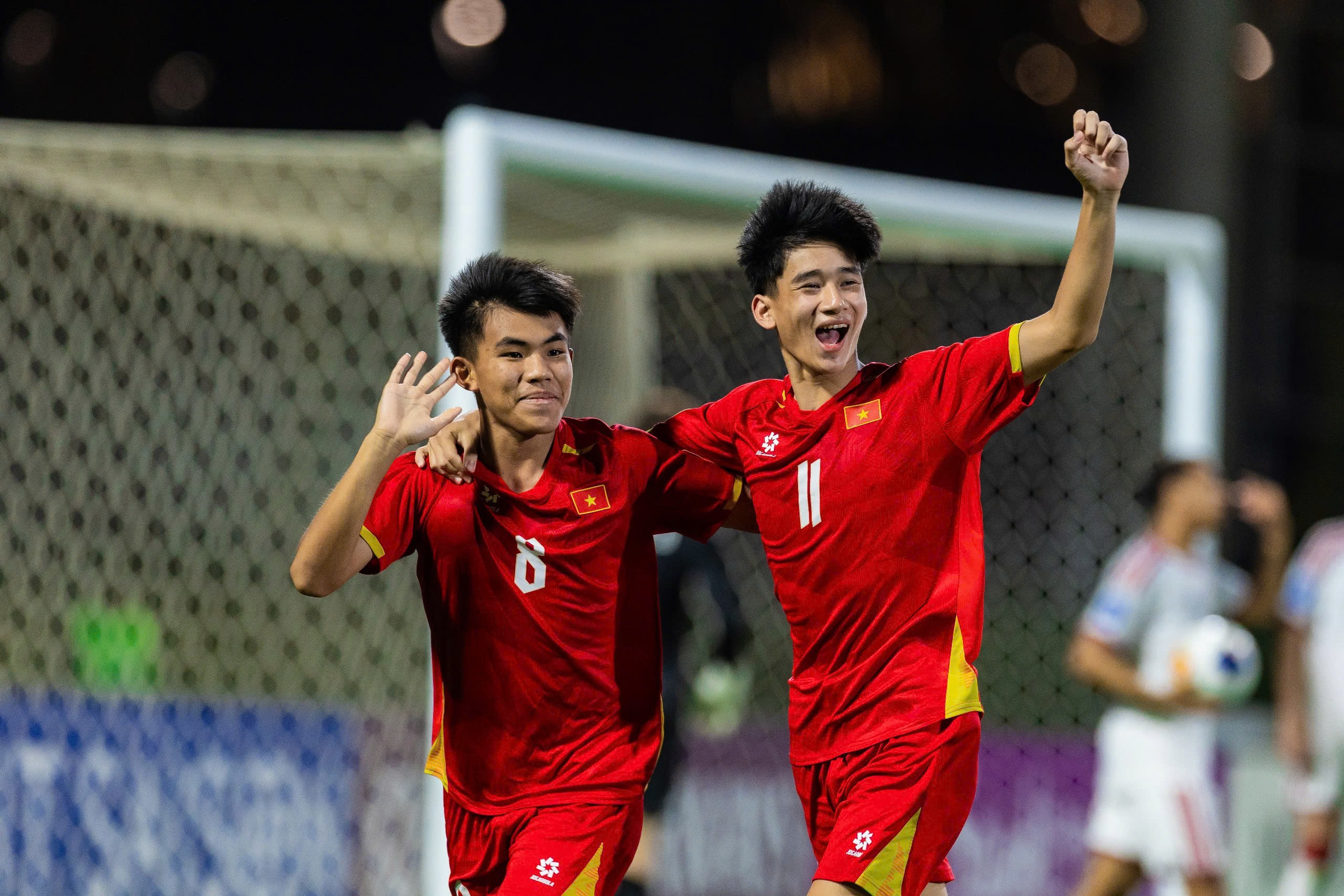 Chưa dừng lại ở đó, Minh Thủy (số 8) nâng tỉ số lên thành 2-1 ở ngay đầu hiệp hai