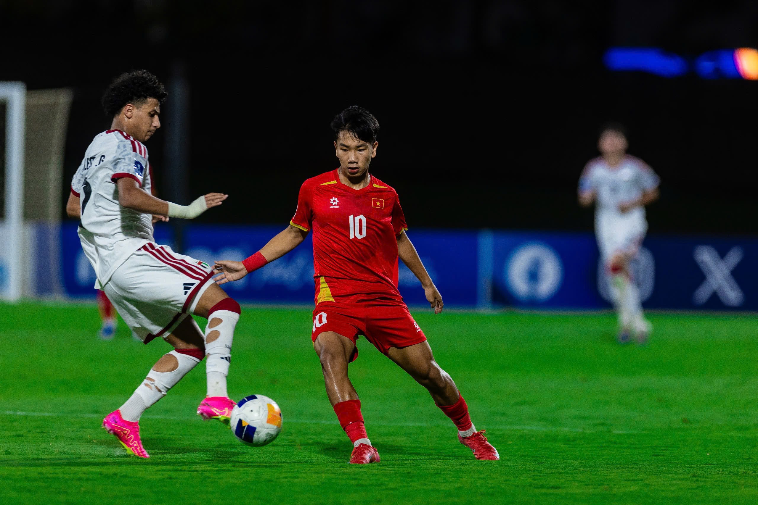 U17 UAE cũng chơi rất kiên cường và có được bàn gỡ hòa 2-2 ở phút 56