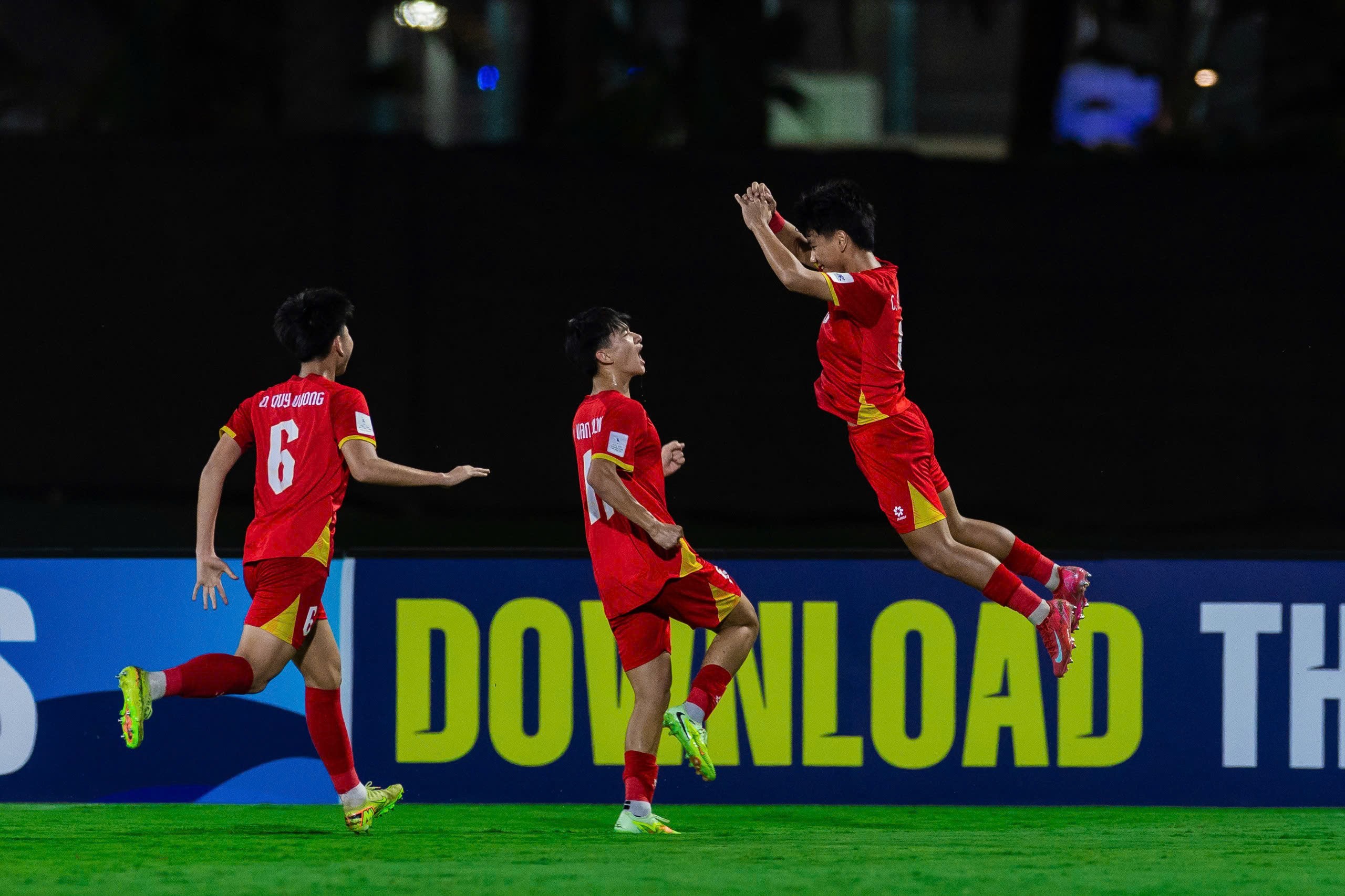 Hy vọng thầy trò HLV Roland sẽ tiếp tục bay cao tại U17 châu Á và xa hơn là U17 World Cup với Nguyễn Lực, Văn Dương, Mạnh Cường và nhiều cầu thủ khác nữa