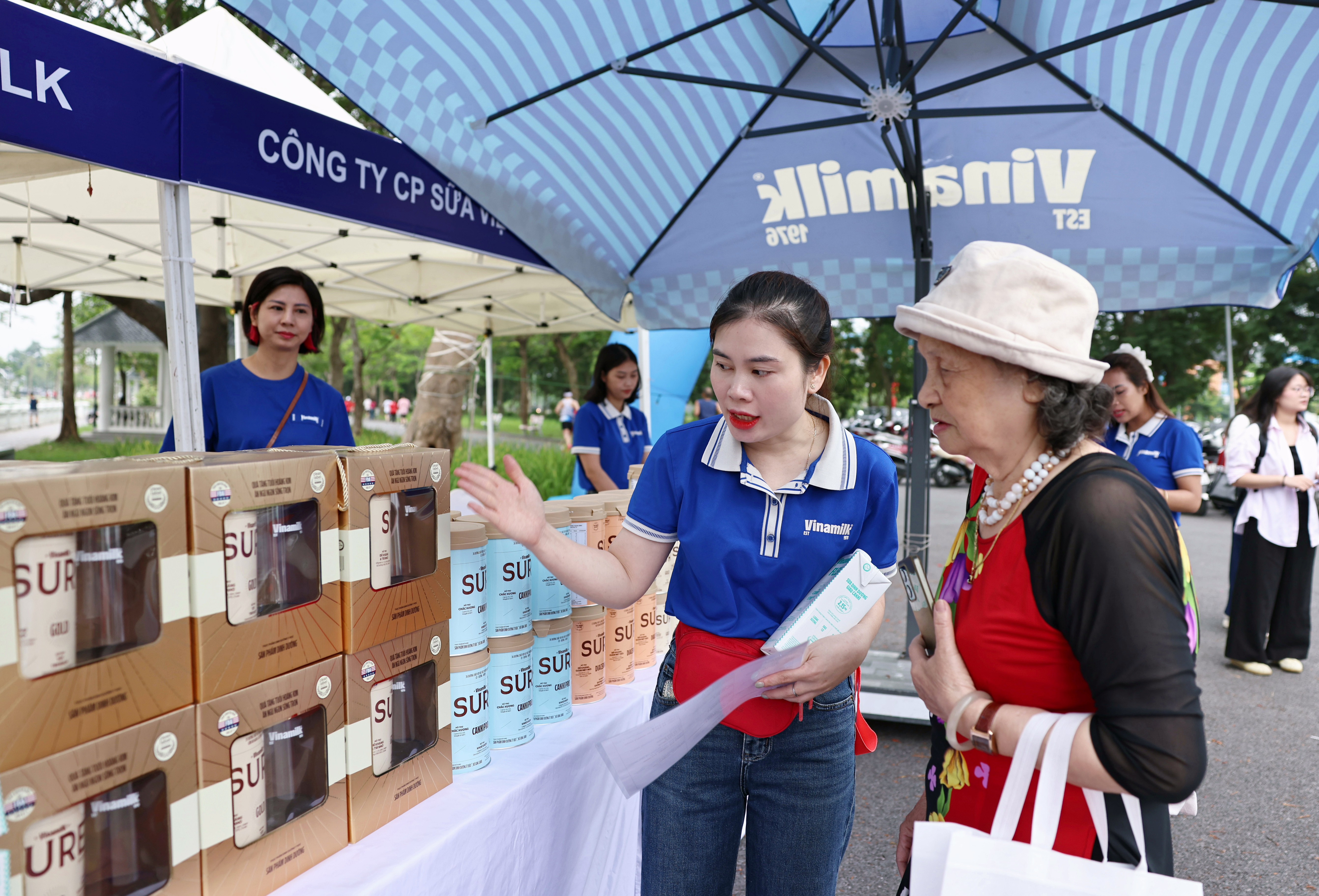 Khu vực tư vấn dinh dưỡng của Vinamilk Sure thu hút đông đảo người tiêu dùng đến lắng nghe các chia sẻ về chăm sóc sức khỏe chủ động cũng như dùng thử các sản phẩm dinh dưỡng (Ảnh: VN).