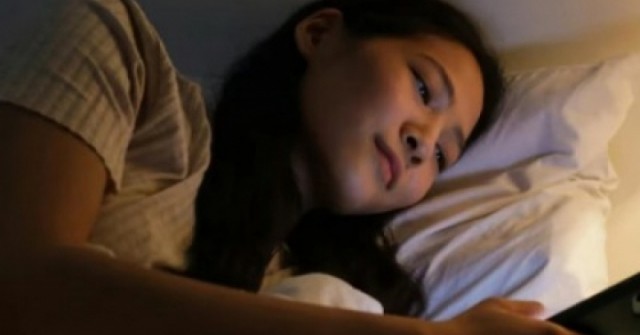 Sử dụng điện thoại trước khi ngủ nguy hiểm hơn nhiều người dùng nghĩ