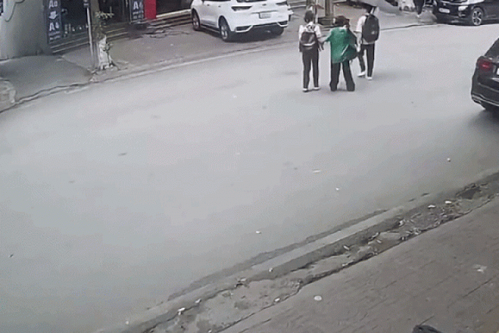 Thanh niên phóng xe máy đâm bay người đi bộ