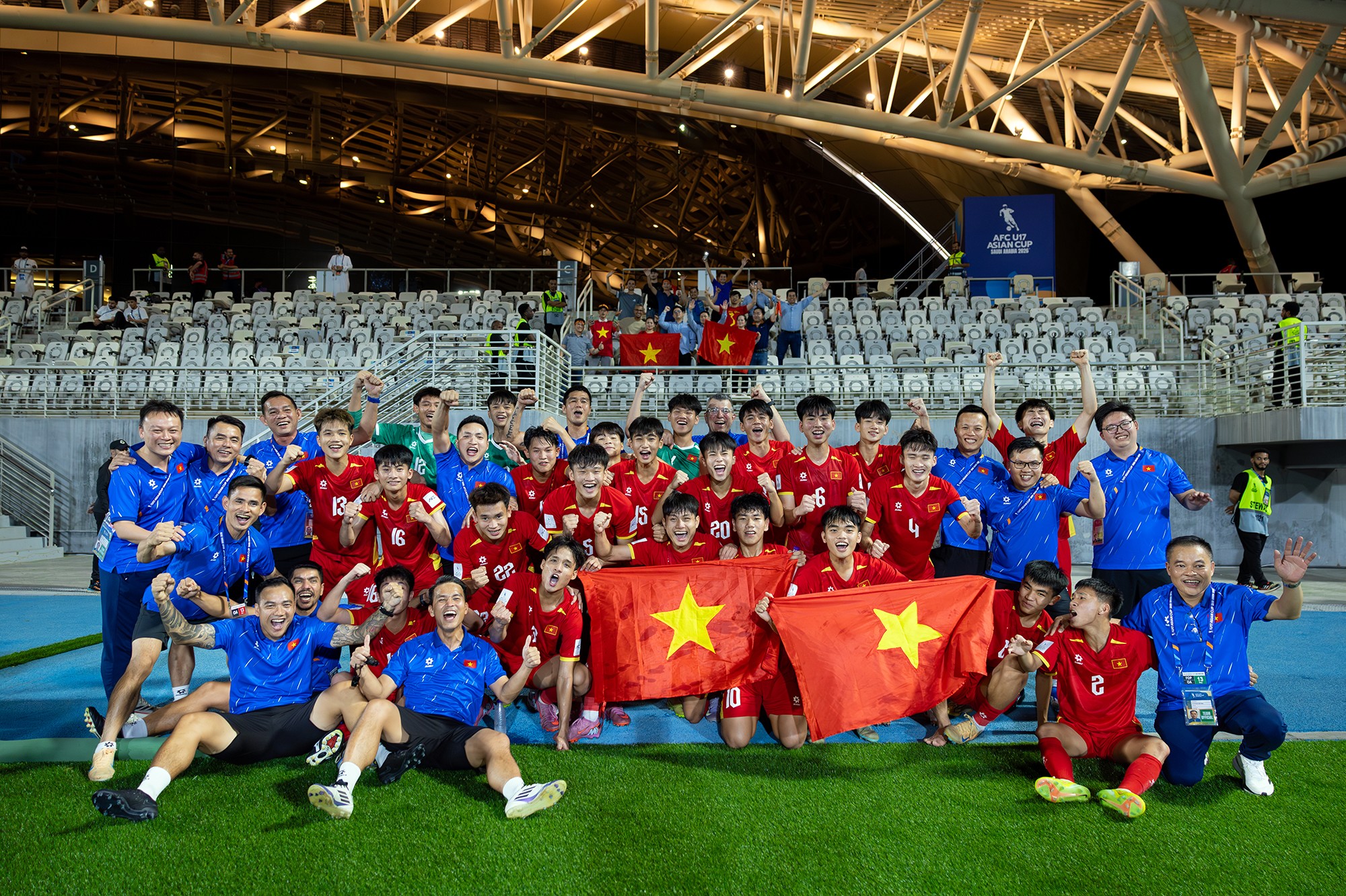 Toàn đội chụp ảnh lưu niệm sau khoảnh khắc lịch sử của U17 Việt Nam.