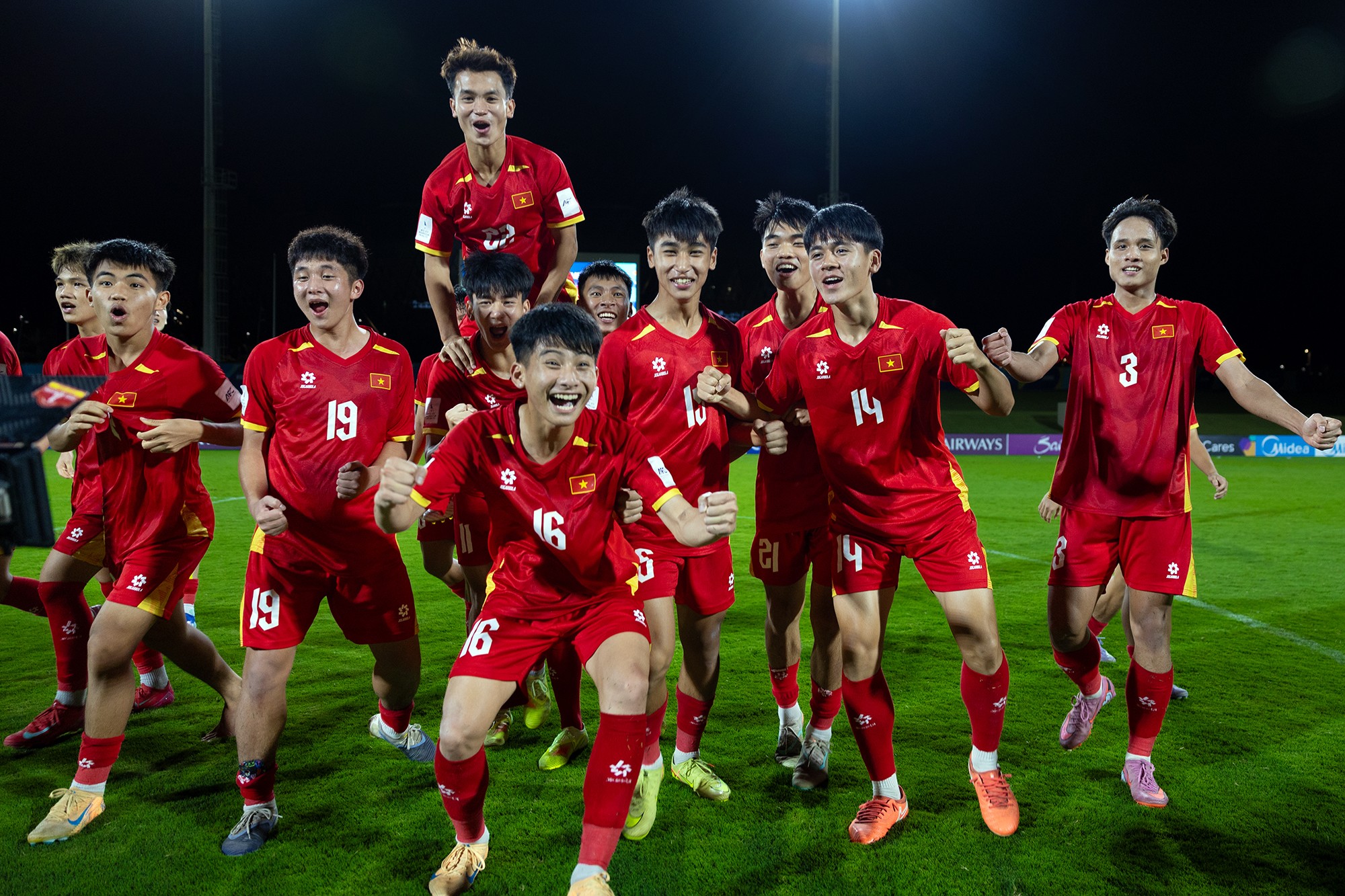 Các tuyển thủ U17 Việt Nam tưng bừng ăn mừng tấm vé dự U17 World Cup 2026 tại Qatar.