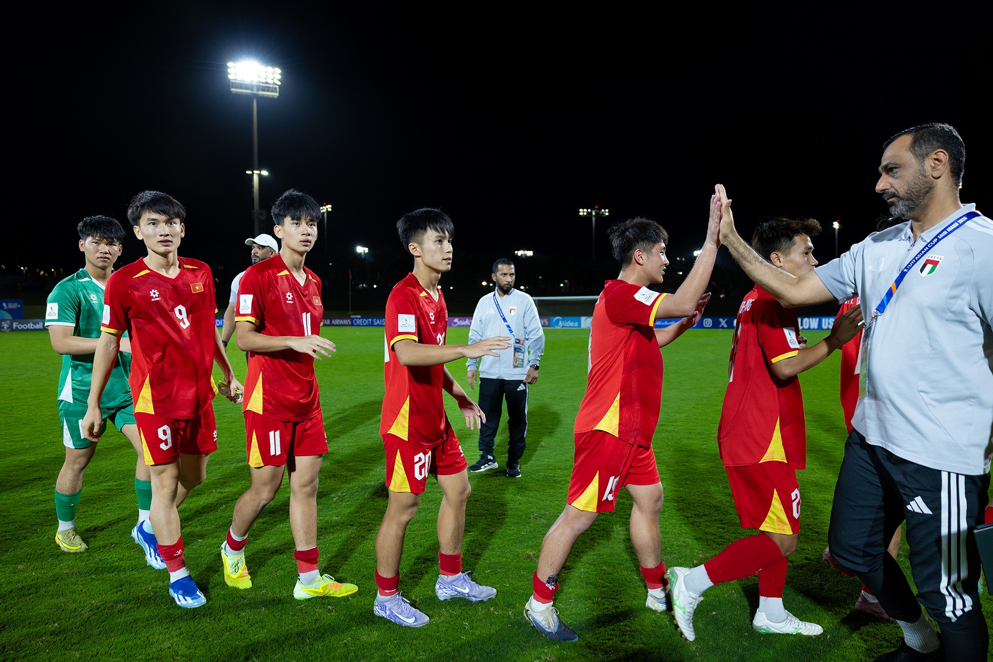 Các cầu thủ U17 Việt Nam cũng được HLV của U17 UAE chúc mừng.