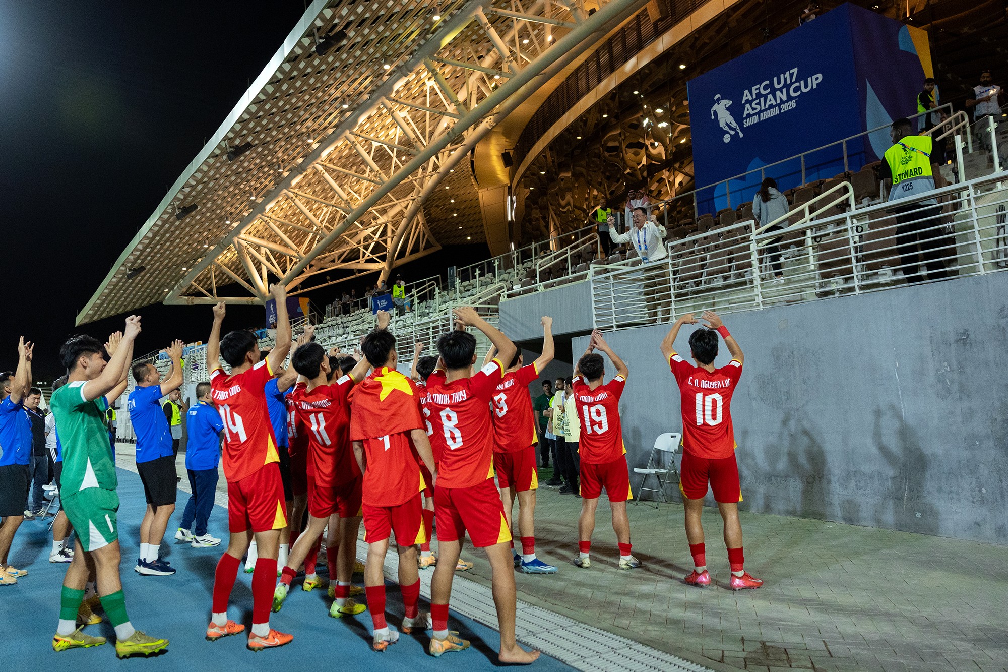 Có mặt tại Saudi Arabia với vai trò Chủ tịch Uỷ ban thi đấu của AFC, Chủ tịch VFF Trần Quốc Tuấn&nbsp;chia vui cùng toàn đội U17 Việt Nam.