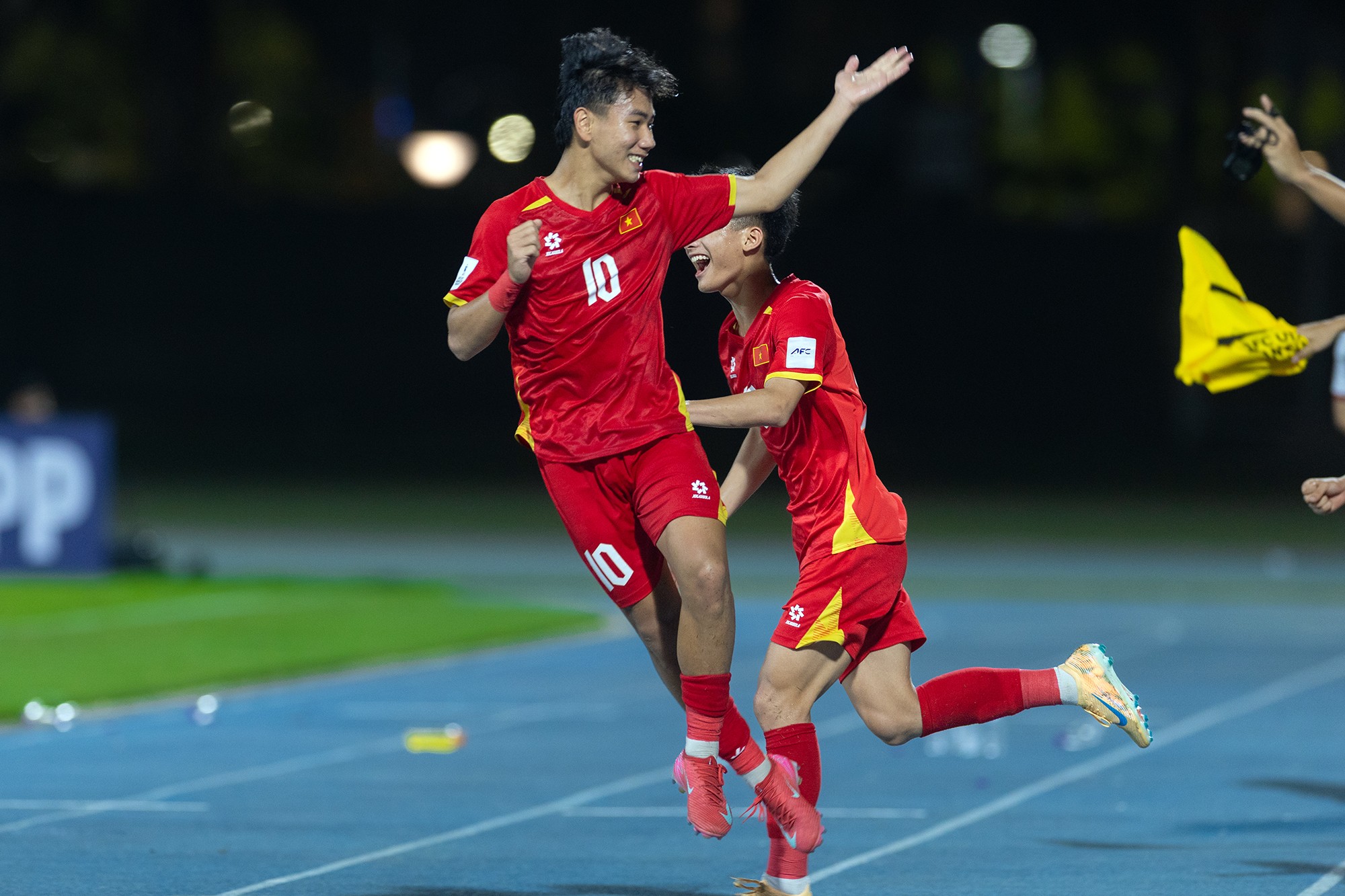 Ngay sau khi trọng tài thổi còi kết thúc trận đấu với chiến thắng 3-2 cho U17 Việt Nam trước U17 UAE, các học trò của HLV Cristiano Roland vỡ oà chạy khắp sân ăn mừng.