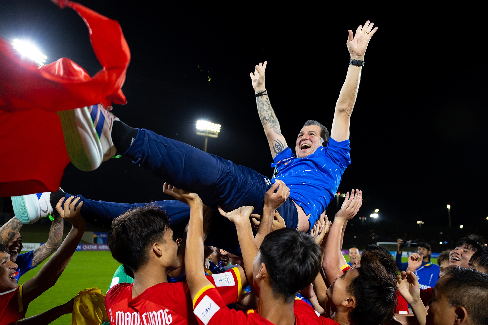 HLV Cristiano Roland được các học trò công kênh sau khi giúp U17 Việt Nam làm nên "chiến tịch" giật vé dự World Cup.