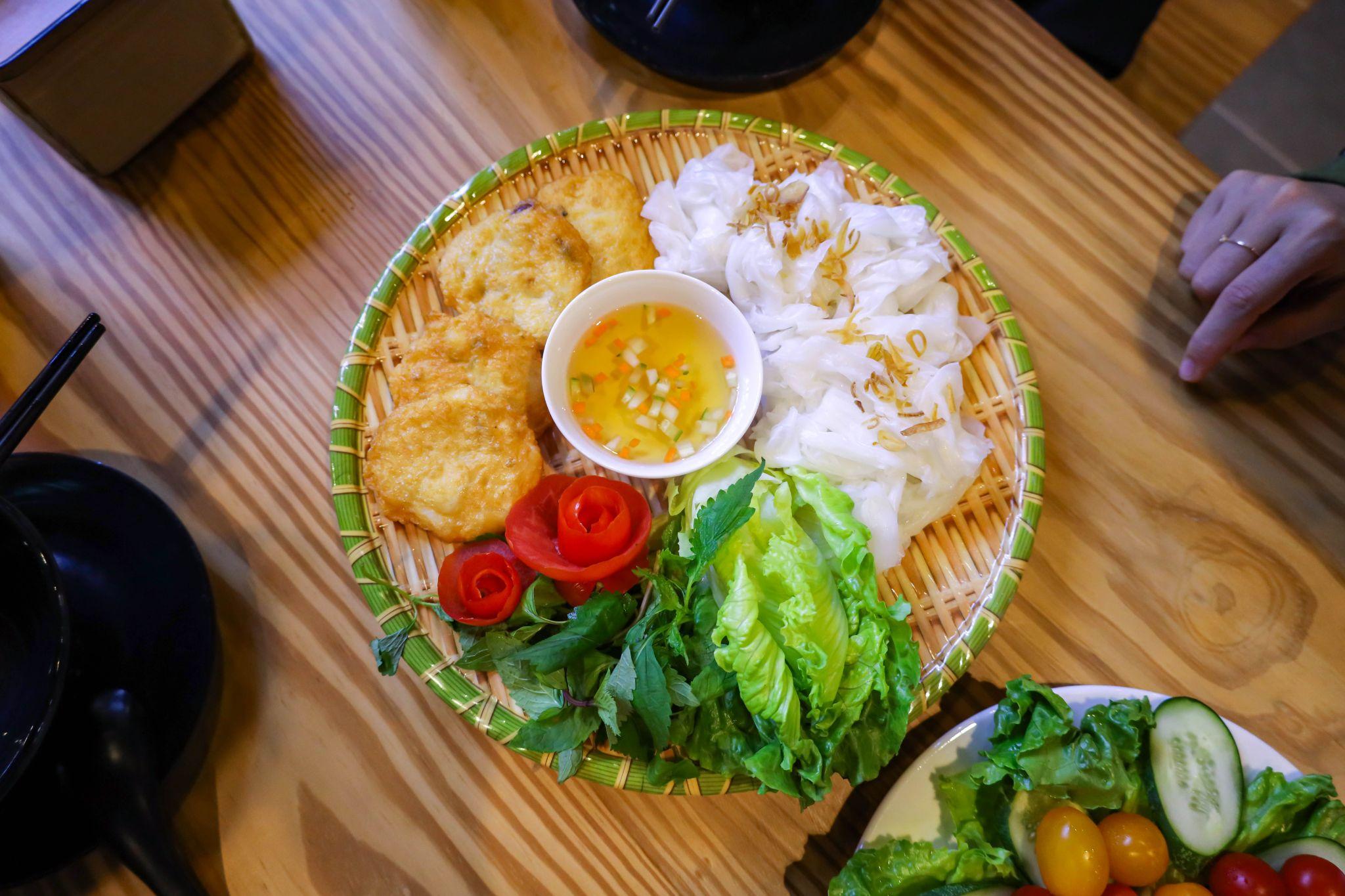Bánh cuốn chả mực là món nhất định phải thử khi đến Hạ Long. Ảnh: Sun Group