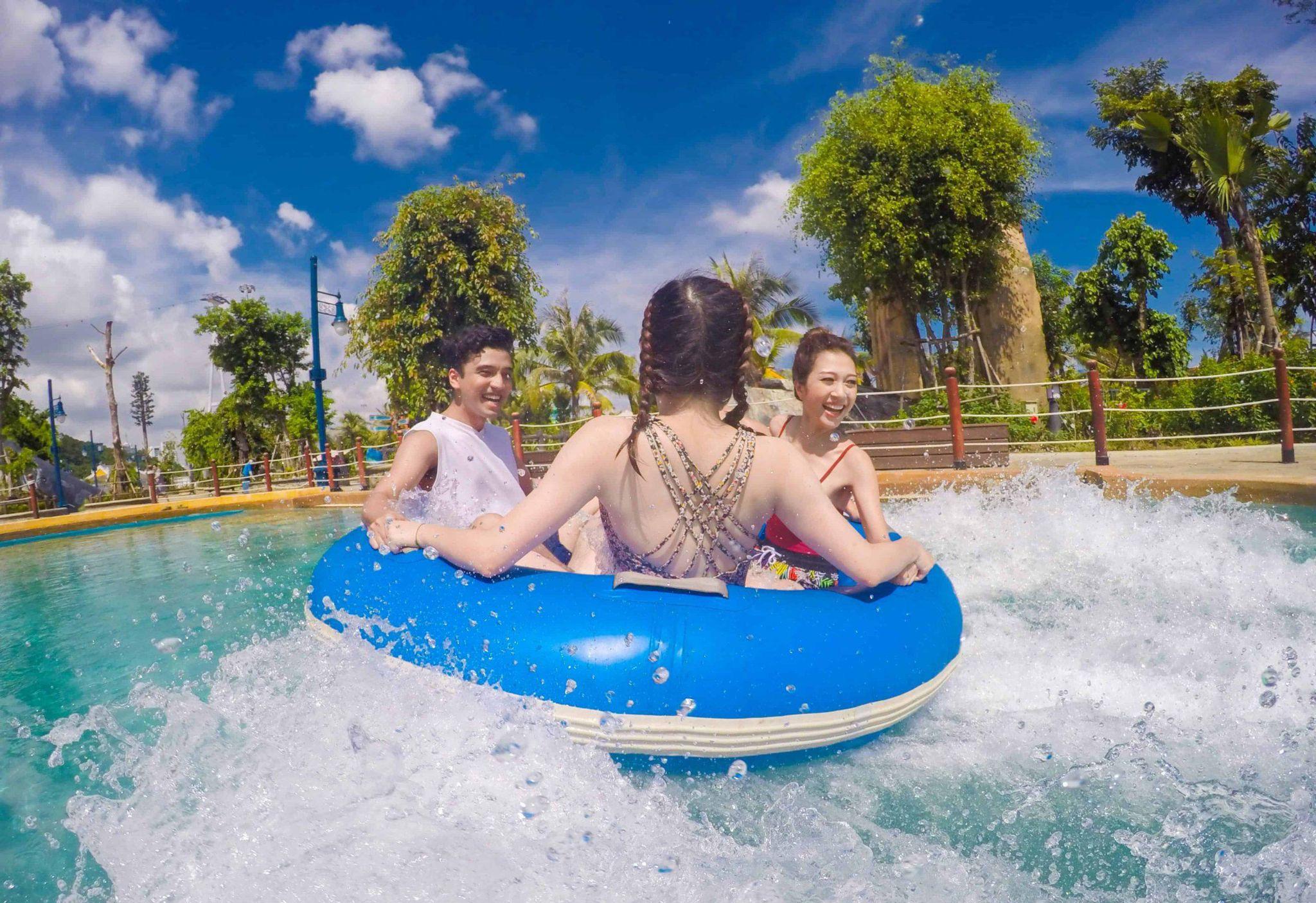 Công viên nước Lốc Xoáy chào đón du khách bằng nhiều trò chơi cảm giác mạnh. Ảnh: Sun Group