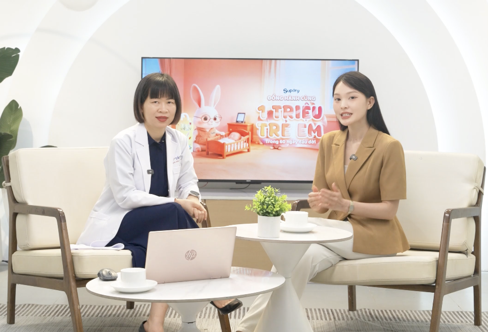 TS. BS Nguyễn Thị Ngọc Tú giải thích về cấu trúc da mỏng manh của trẻ sơ sinh.