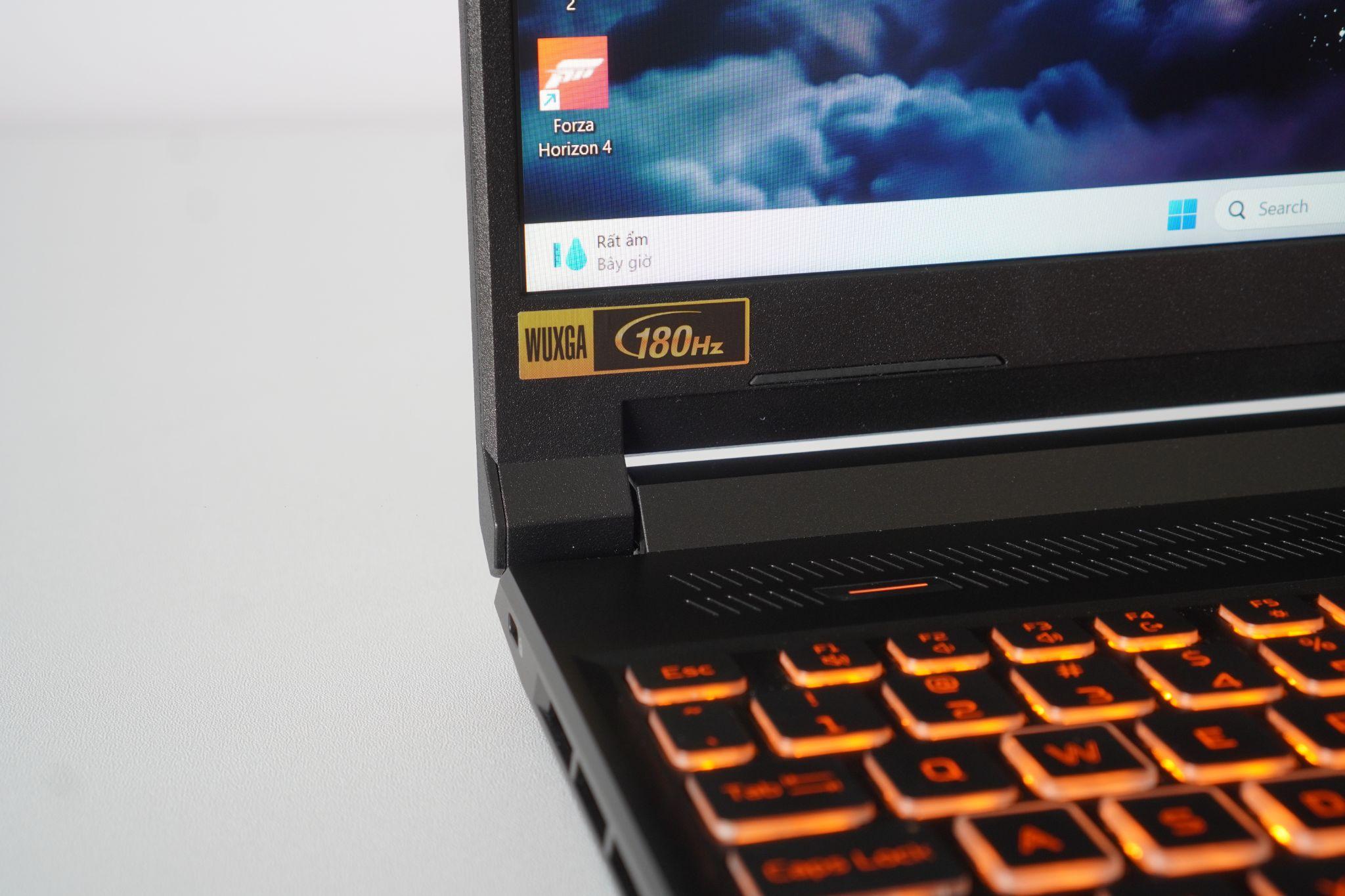 Laptop gaming với màn hình 180Hz và 100% sRGB